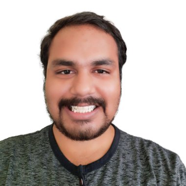 Genç adam beyaz arka plan üzerinde gülümseyen insanlar kavramı-