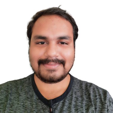 Gülümseyen yakışıklı bir gencin portresi. 