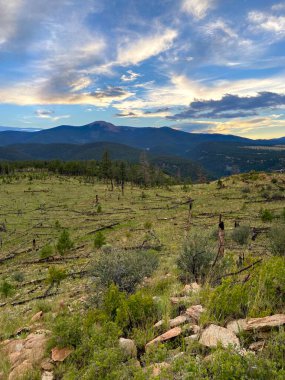 Dağın tepesinden gün batımından hemen önce, Baldy Mountain görünürde. 2022 Yaz sezonunda Philmont Scout Çiftliğinde çekildi.