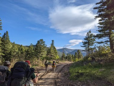 Toprak yolda yürürken. 2022 Yaz sezonunda Philmont Scout Çiftliğinde çekildi.
