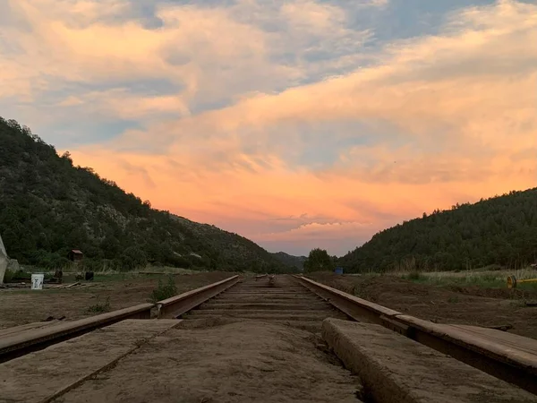 Metcalf İstasyonu 'ndaki tren yolunda gün batımı muhteşem geçti. Personel kampı. 2022 Yaz sezonunda Philmont Scout Çiftliğinde çekildi.