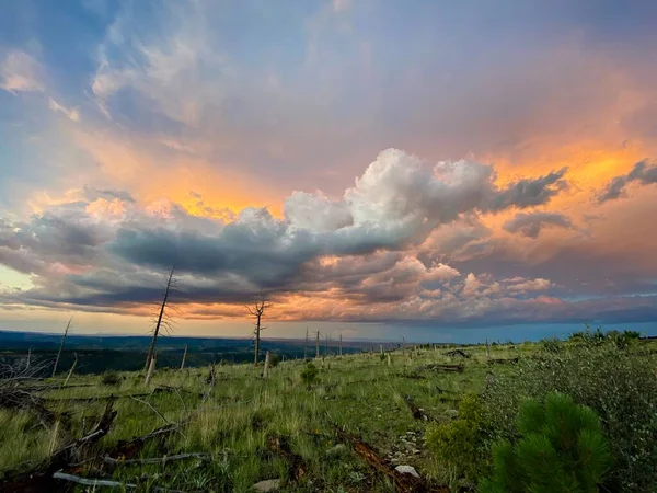 Bir dağın tepesinden alınmış renkli günbatımı. 2022 Yaz sezonunda Philmont Scout Çiftliğinde çekildi.