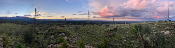 Dağın tepesinden alınmış renkli bir günbatımı manzarası. 2022 Yaz sezonunda Philmont Scout Çiftliğinde çekildi.