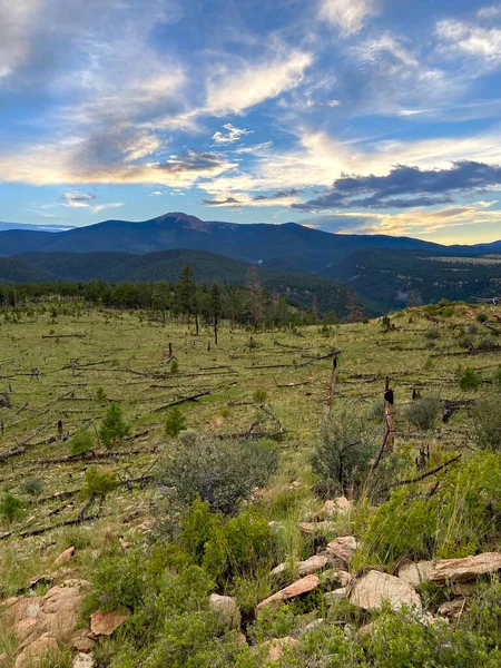 Dağın tepesinden gün batımından hemen önce, Baldy Mountain görünürde. 2022 Yaz sezonunda Philmont Scout Çiftliğinde çekildi.