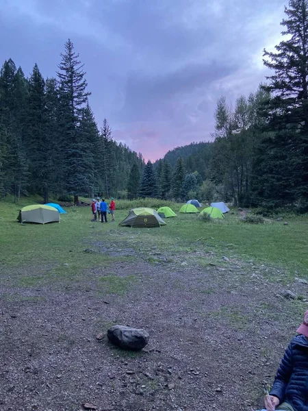 Çadırları kurduktan sonra kanyonun dibinden güzel bir gün batımı. 2022 Yaz sezonunda Philmont Scout Çiftliğinde çekildi.
