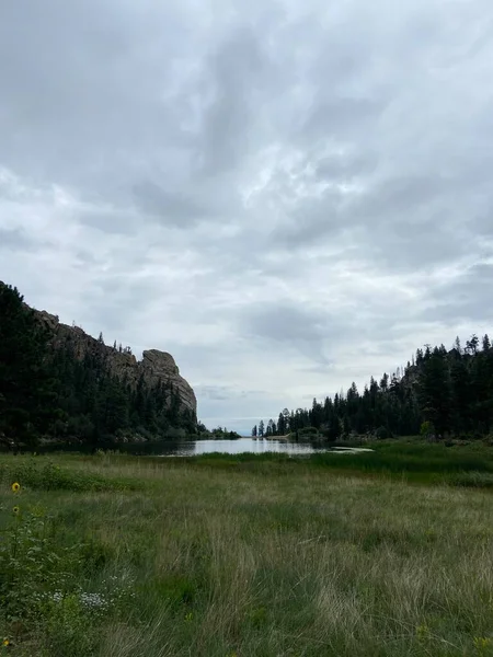 Bulutlu bir günde, her iki tarafında dağ sırtları olan bir rezervuar. Çiftlikteki en güzel yerlerden biri. 2022 Yaz sezonunda Philmont Scout Çiftliğinde çekildi.