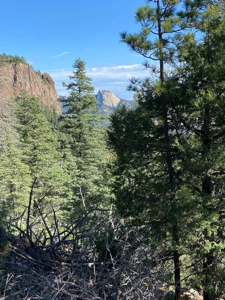 Zamanın Dişi, güzel bir gökyüzünün olduğu bir günde dağ sırtından çıkan büyük bir kaya. 2022 Yaz sezonunda Philmont Scout Çiftliğinde çekildi.