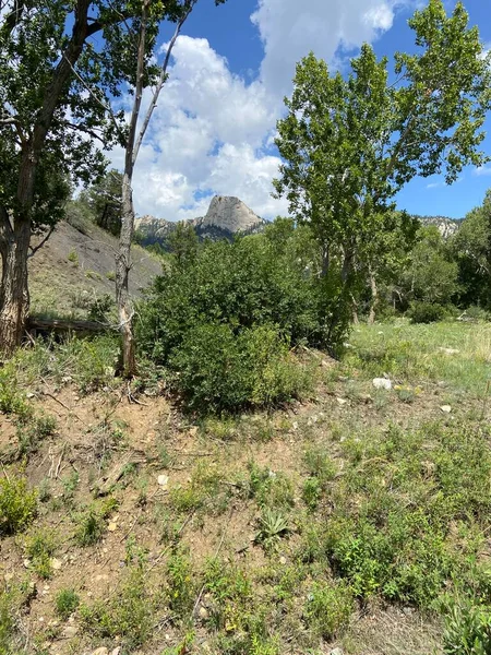 Zamanın Dişi, güzel bir gökyüzünün olduğu bir günde dağ sırtından çıkan büyük bir kaya. 2022 Yaz sezonunda Philmont Scout Çiftliğinde çekildi.