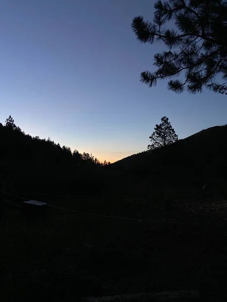 Gün doğumu siluetli bir kanyon yaratır. 2022 Yaz sezonunda Philmont Scout Çiftliğinde çekildi.