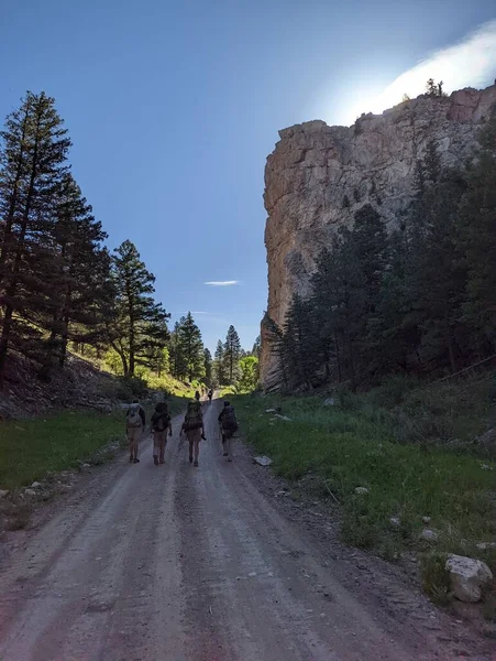 Aşıklar Geçidi 'nden aşağı doğru yürüyoruz. 2022 Yaz sezonunda Philmont Scout Çiftliğinde çekildi.