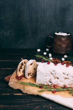 Noel meyveli pasta ve mermer tahtada şeker tozu