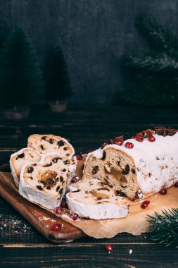 Tahtaya şeker tozu sürülmüş Noel meyveli pasta..