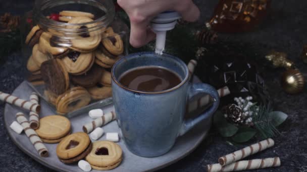 Caneca de cerâmica rústica com uma bebida de cacau de chocolate quente um com chantilly. — Vídeo de Stock