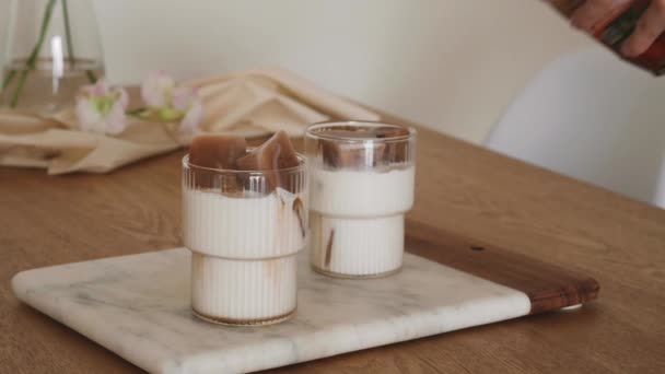 Eisschokolade Milchshake Einem Trendigen Kräuselglas Auf Einem Marmortablett Kakaomilchgetränk Auf — Stockvideo