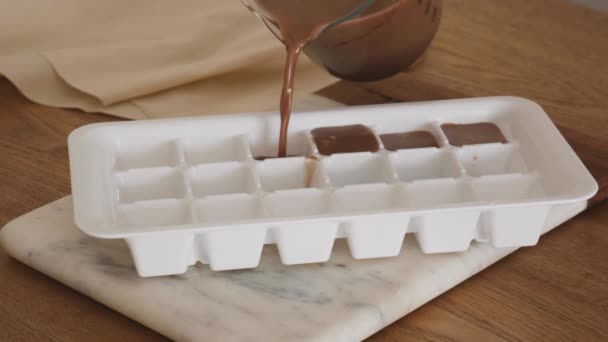 Kakaolu Çikolatayı Dondurmak Için Buz Kalıbına Dök — Stok video