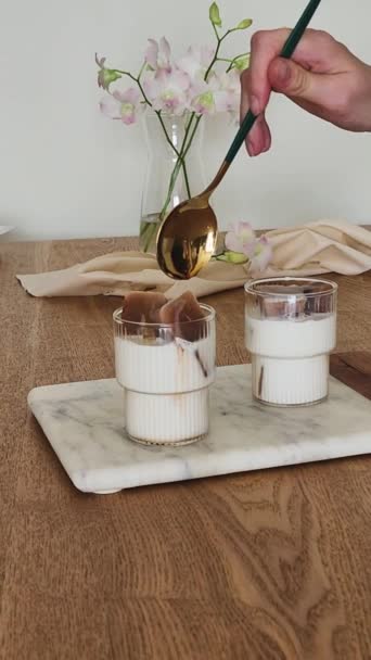 Eisschokolade Milchshake Mit Ahornsirup Einem Trendigen Kräuselglas Auf Einem Marmortablett — Stockvideo