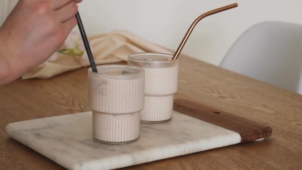 Milkshake Cioccolato Freddo Bicchieri Ondulati Alla Moda Vassoio Marmo Bevanda — Video Stock