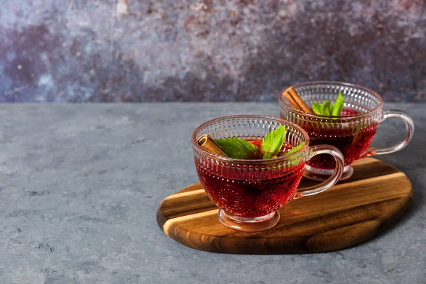 Glas Mit Rotem Tee Und Minze Auf Einem Holzbrett Gesundes — Stockfoto