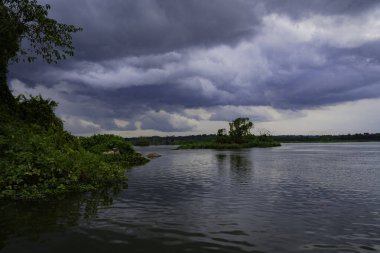 Uganda Cumhuriyeti, Doğu Afrika 'da, kuzeyde Güney Sudan, doğuda Kenya, güneyde Tanzanya, güneyde Victoria Gölü' nün bir kısmını kapsayan bir ülkedir..