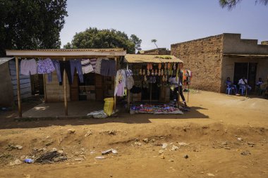= = Coğrafi konumu = = İlçenin yönetim merkezi ve bölge merkezidir. Buikwe, Uganda 'nın başkenti ve en büyük şehri olan Kampala' nın doğusunda, karayoluyla yaklaşık 67 kilometredir (42 mi)..