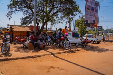 Bisikletli Afrikalı adam. Boda, Doğu Afrika 'da iki tekerlekli bir bisiklet ve motosiklet taksisi.