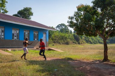Jinja köyünde iki aşık oyun oynuyor. Burada karla kaplı Ruwenzori Dağları ve Victoria Gölü var..
