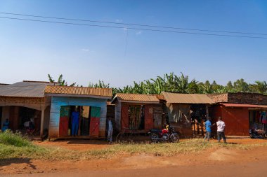 Yol kenarındaki Afrika köyü. Uganda, Afrika Büyük Göller Bölgesi 'nde, Doğu Afrika Platosu' nun kuzeybatısında yer alır.. 