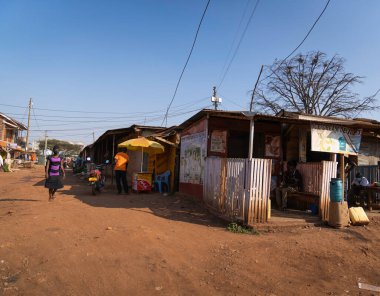 Yol boyunca yerel meyve ve sebzeler satılır. Uganda, Doğu Afrika 'nın kuzeybatısında yer almaktadır..