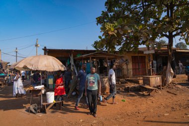 Yolun kenarında bir Uganda Rolex 'i yapılıyor. Rolex, ortasında dilimlenmiş taze domatesle servis edilen bir arkadaş yumurtası olan chapatti 'dir..