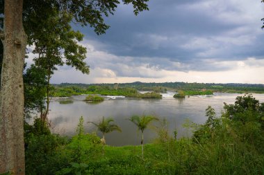 Jinja, Victoria Nil Nehri 'ni oluşturan Beyaz ve Mavi Nil' in kesişiminde yer alır..