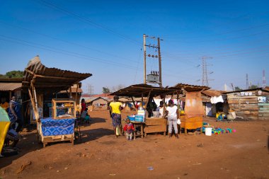 Yerel pazarlar sadece sebze ve meyve satmıyor, aynı zamanda sokak yemekleri de satıyor. Yerel halk arasında en popüler olanı Rolex..