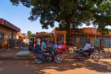 Boda Boda adında bir motosikletli müşteri bekliyor.