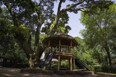 Jinja 'da bir sokak kafesinin bölgesinde yer alan oyun alanı..