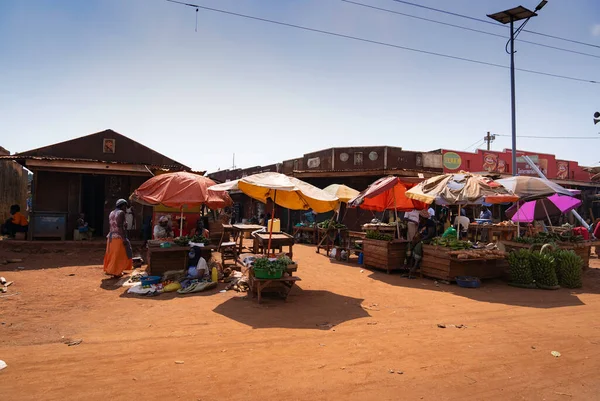 Afrika pazarı yol kenarında yer almaktadır.
