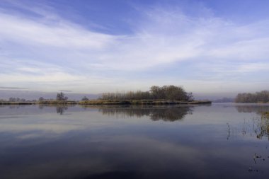 Dinyeper Nehri 'ndeki adalar yükselen güneşin ışınları altında