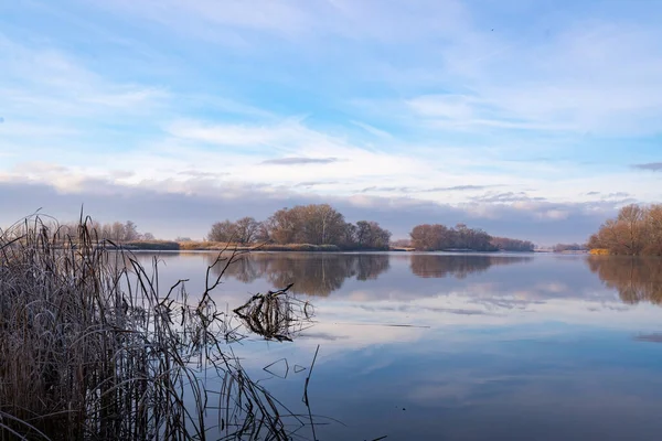 Green Island 'da tek başına yürüyüş. Peyzaj koruma parkı. Kremenchug.
