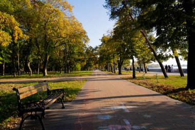 Sonbahar, gündüz saatlerinde gözle görülür bir düşüşün yaşandığı ve ortam sıcaklığının kademeli olarak düştüğü bir geçiş mevsimidir..