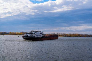 Nehir taşımacılığı, karadaki su yollarından mal ve yolcu taşıyan ana taşıma araçlarından biri..
