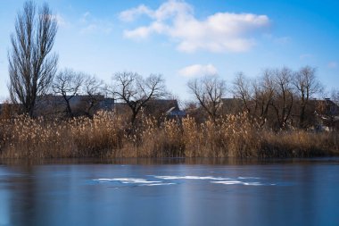 Sonbahar geldiğinde göller beyaz buzla kaplanmaya başlar. Bu buz hala içeri girmek için çok incedir.