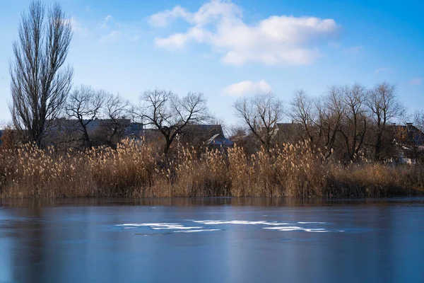 Sonbahar geldiğinde göller beyaz buzla kaplanmaya başlar. Bu buz hala içeri girmek için çok incedir.