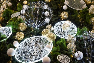 Noel süslemeleri gece ışıkları altında ağaçta