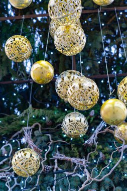 Ladin dallarında Noel oyuncakları