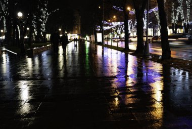 Yağmurdan sonra şehirde gece ışıkları
