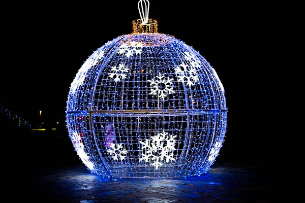 Large Christmas Ball Street Light Night Lights — Stock Photo, Image