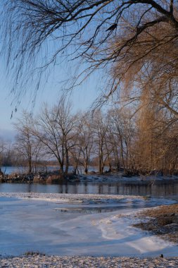 Güneşli bir günde buzla kaplı bir nehir.