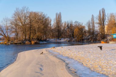 Dinyeper kıyısı karla kaplı.