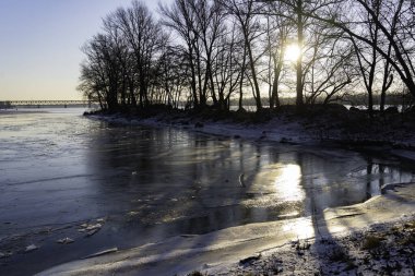 Dinyeper kıyısı buzla kaplı.