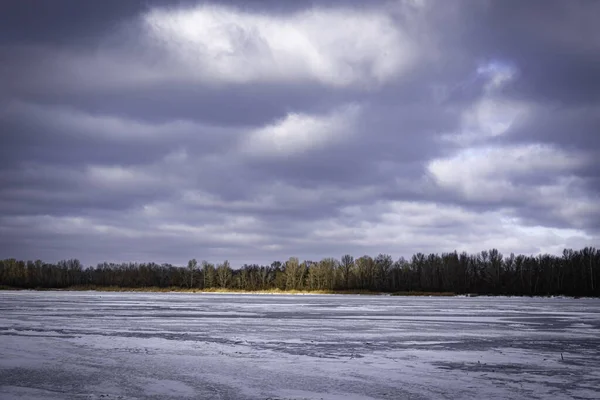 Ein Zugefrorener Fluss Mit Schnee Bedeckt Und Ein Sonnenstrahl Fällt — Stockfoto