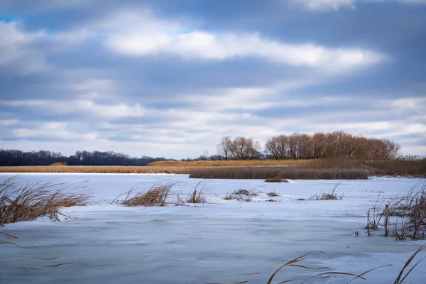 Insel Der Sonne Auf Einem Verschneiten Fluss — Stockfoto