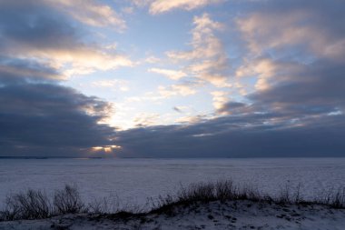 Gün batımında bulutlar bulutları aşıyor, Piviha Dağı 'nın manzarası